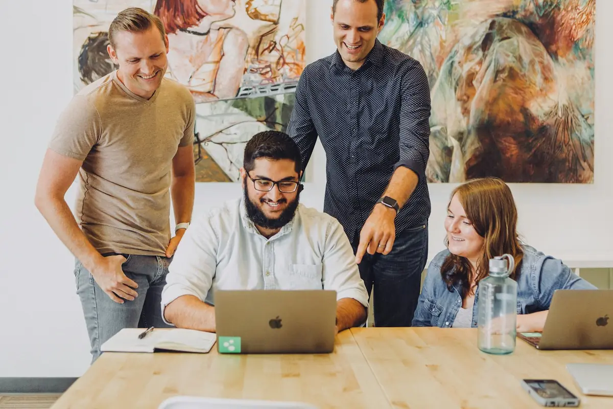 Equipo de trabajo revisando datos en un portátil