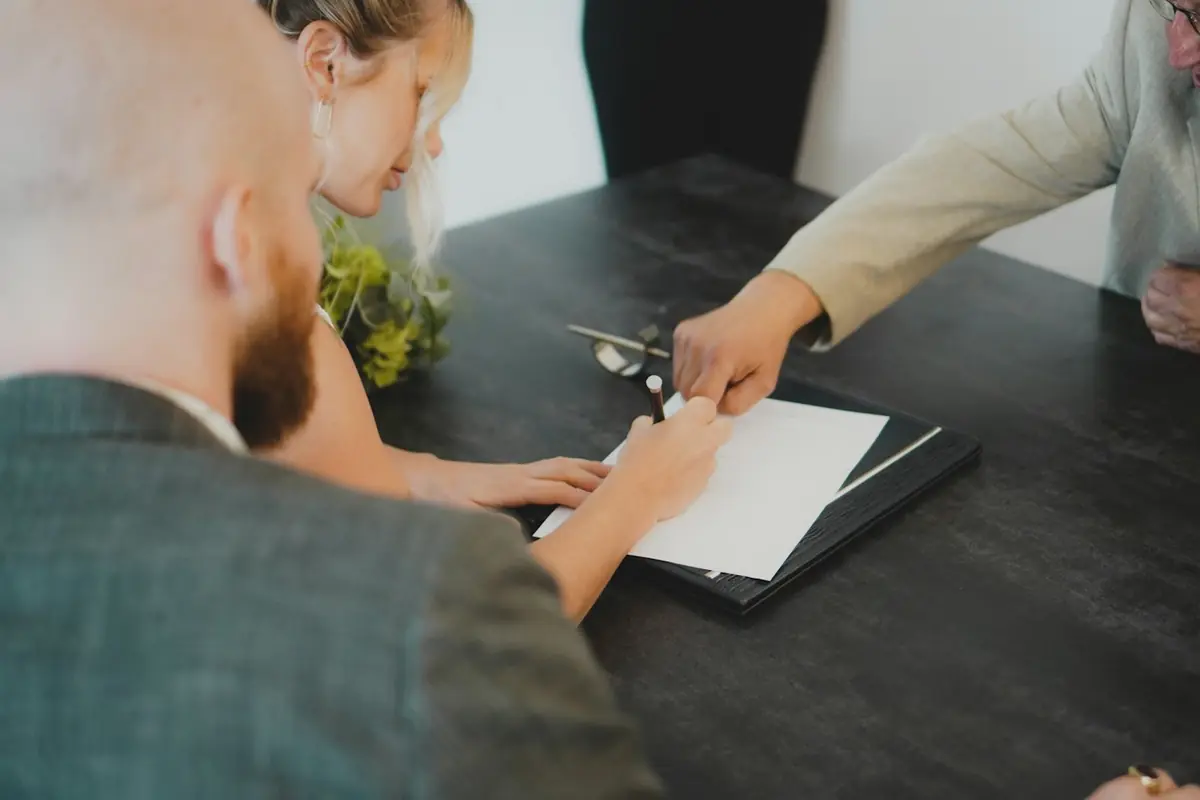Firma de un contrato de luz