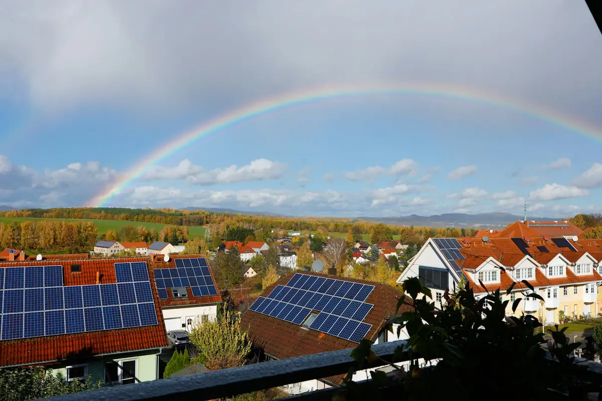 Vivienda con placas solares en el tejado